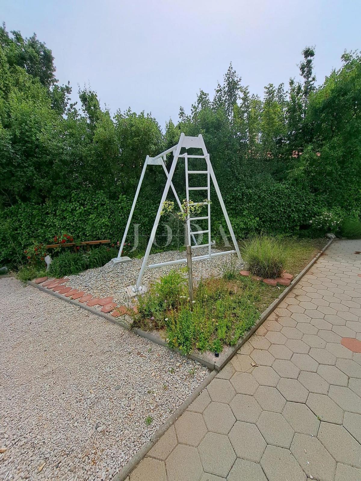 Lepa hiša z dvema stanovanjskima enotama in bazenom