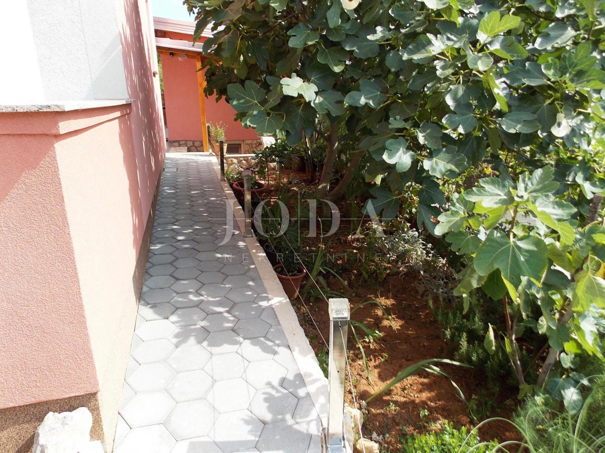 Apartmanska kuća sa šest opremljenih apartmana