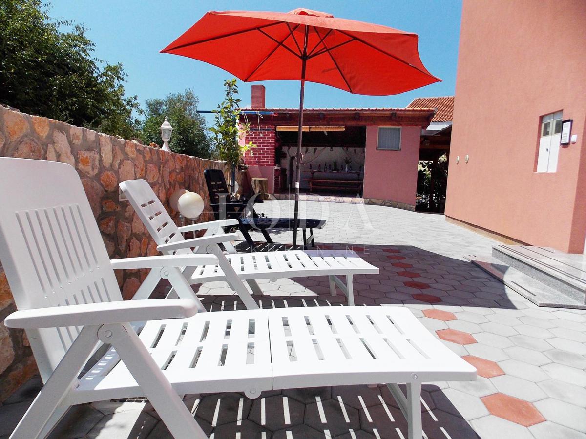 Apartmanska kuća sa šest opremljenih apartmana