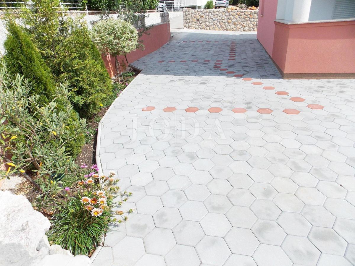 Apartmanska kuća sa šest opremljenih apartmana