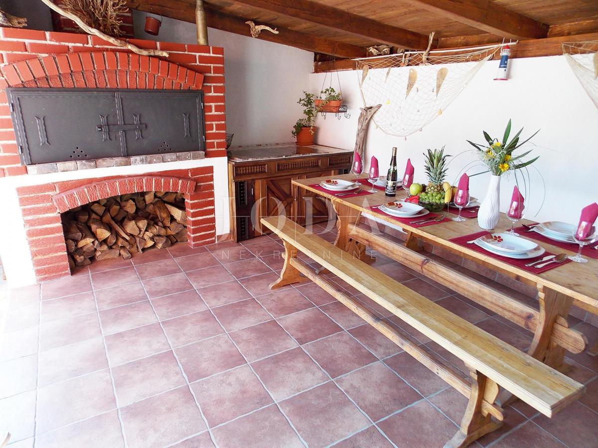 Apartmanska kuća sa šest opremljenih apartmana