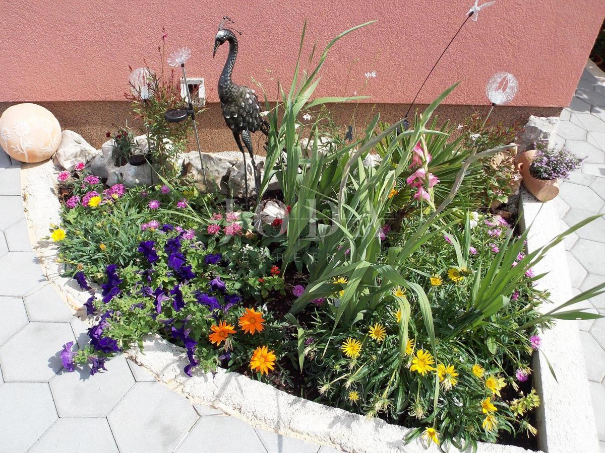 Apartmanska kuća sa šest opremljenih apartmana