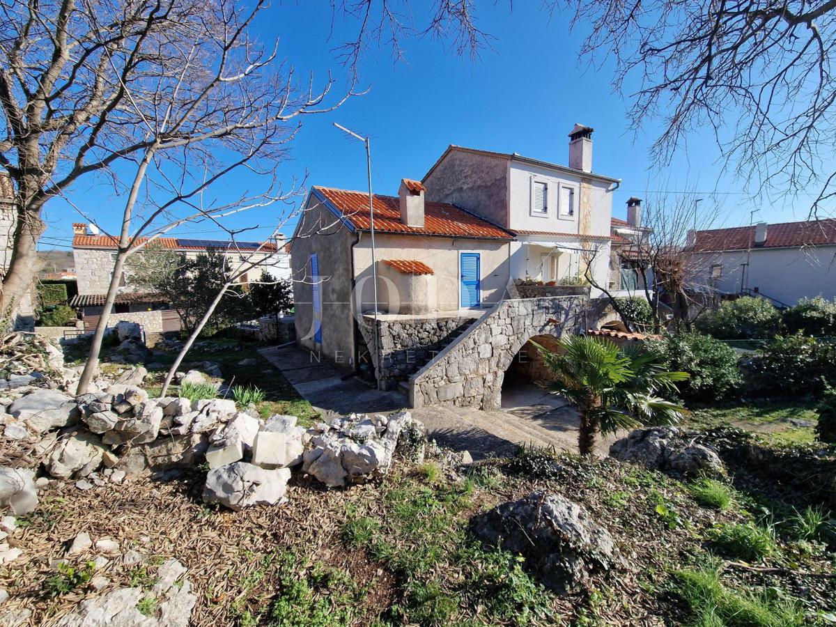 Otok Krk, kamnita vrstna hiša