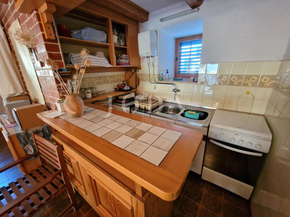 Otok Krk, kamnita vrstna hiša