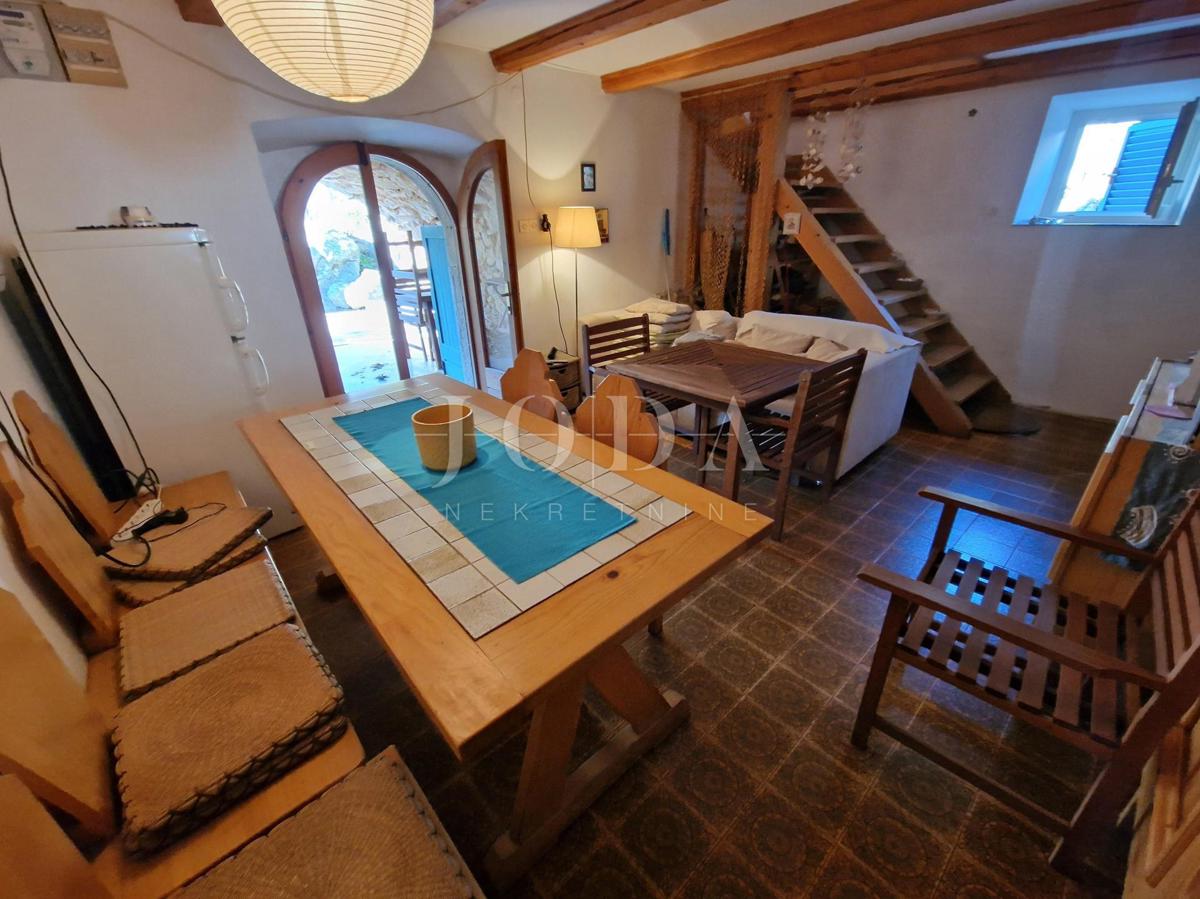 Otok Krk, kamnita vrstna hiša