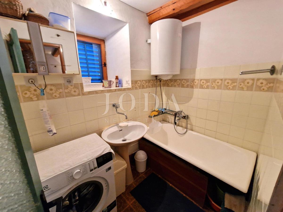 Otok Krk, kamnita vrstna hiša