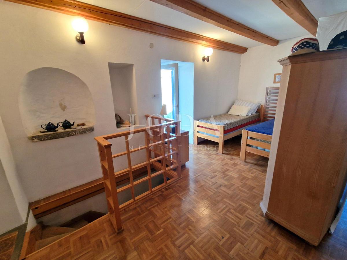 Otok Krk, kamnita vrstna hiša