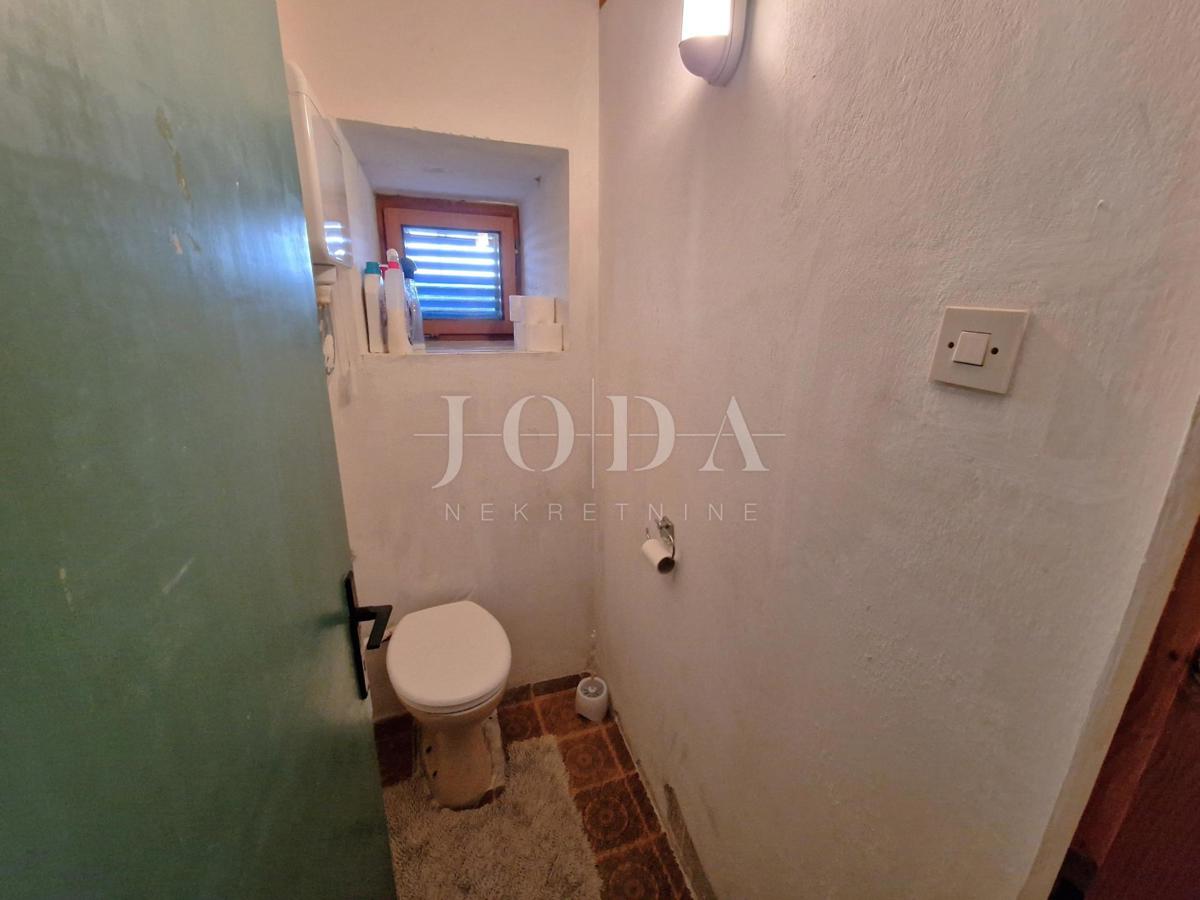 Otok Krk, kamnita vrstna hiša