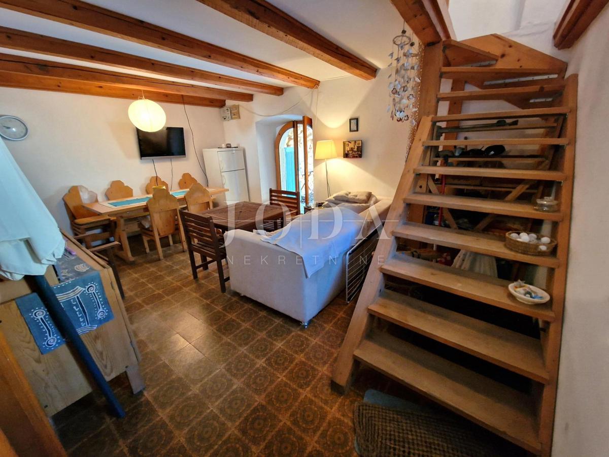 Otok Krk, kamnita vrstna hiša