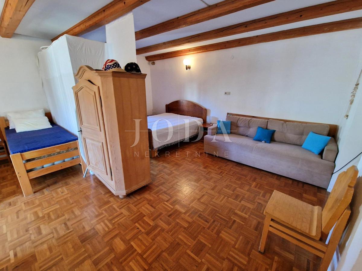 Otok Krk, kamnita vrstna hiša