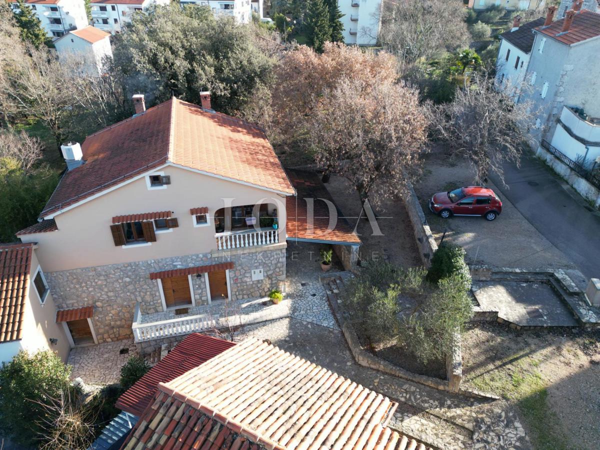 Hiša Malinska: poslovni prostor in stanovanje - vaša priložnost za popoln dom!
