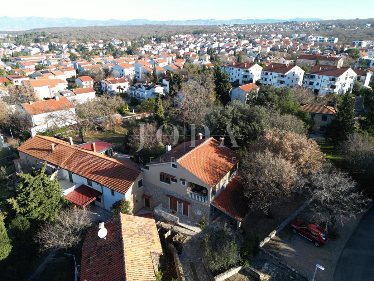 Hiša Malinska: poslovni prostor in stanovanje - vaša priložnost za popoln dom!