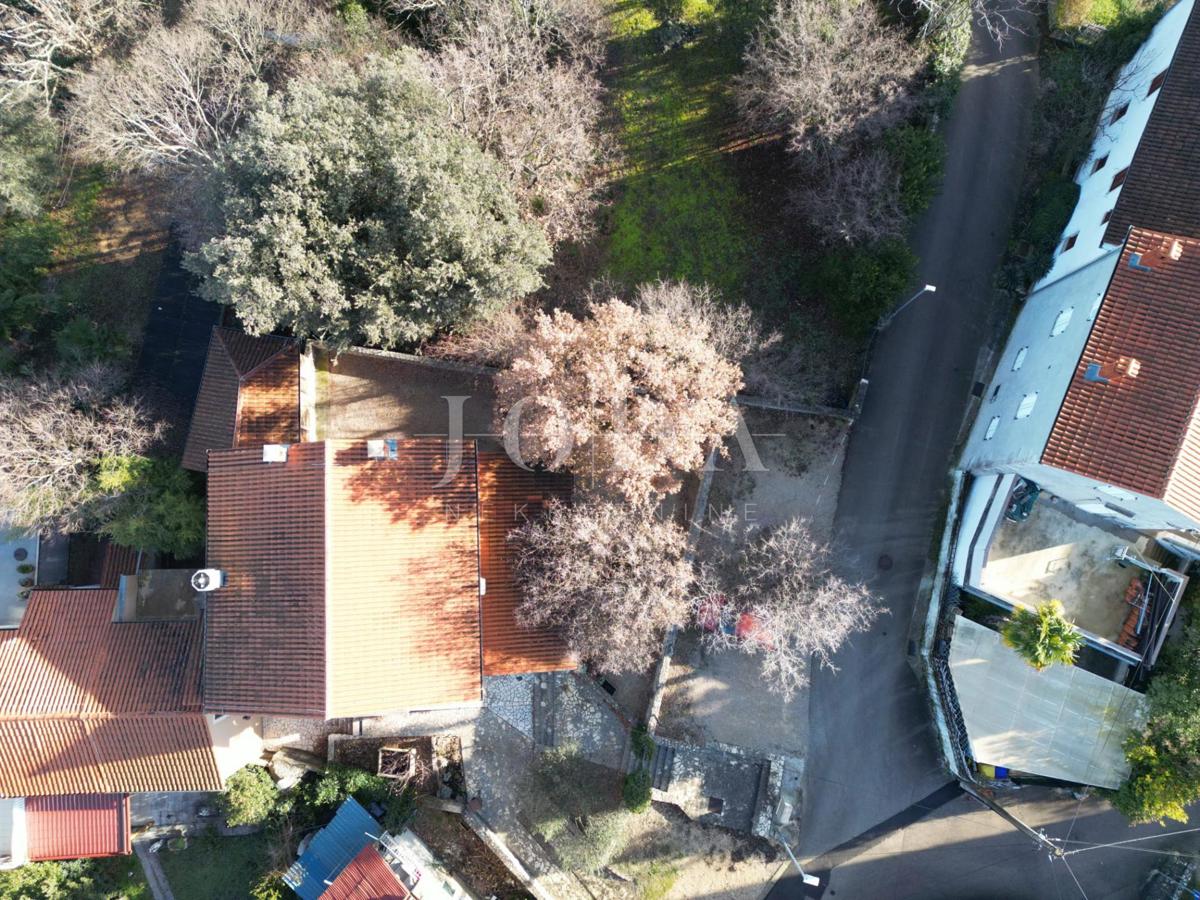 Hiša Malinska: poslovni prostor in stanovanje - vaša priložnost za popoln dom!