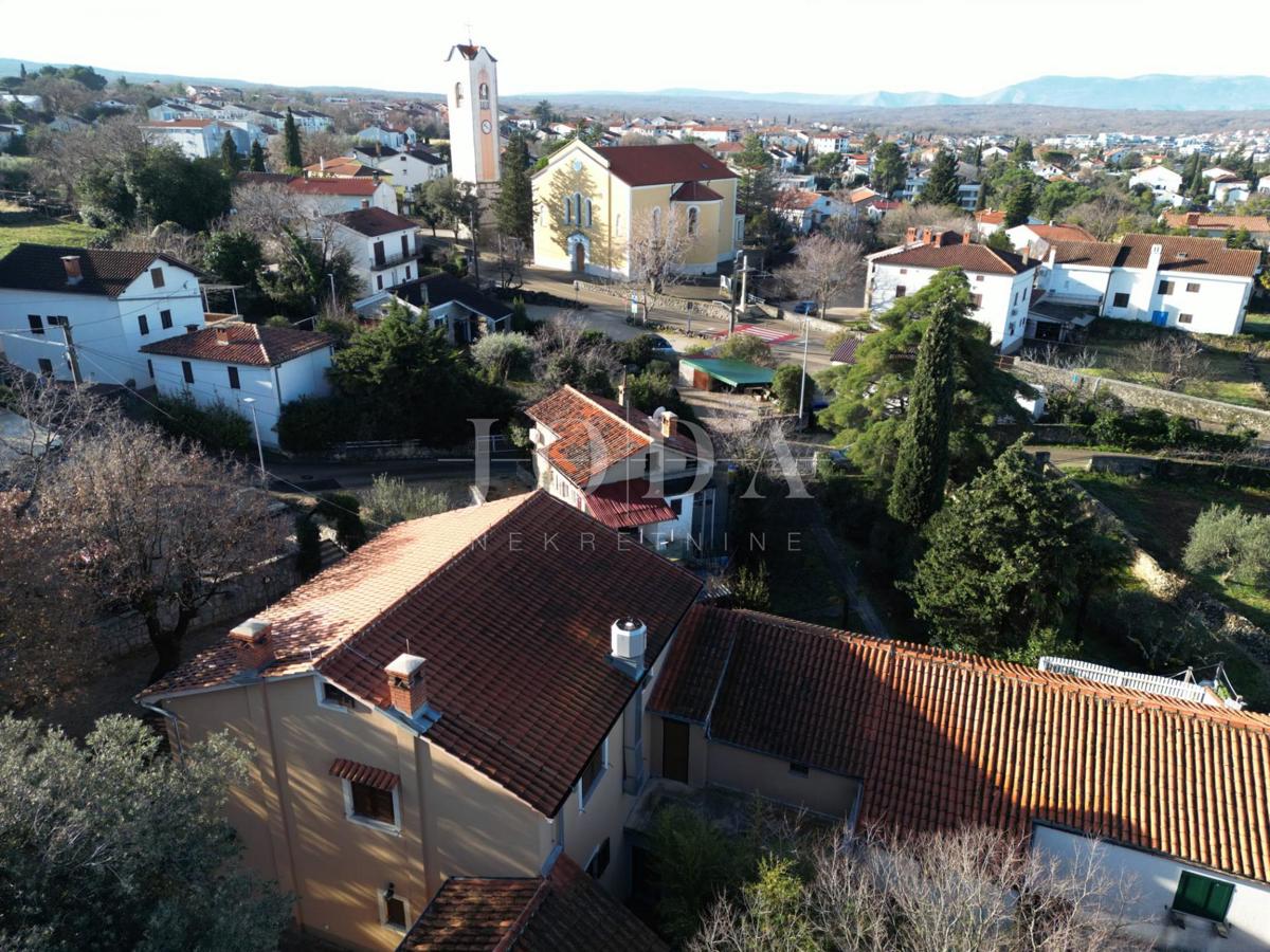 Hiša Malinska: poslovni prostor in stanovanje - vaša priložnost za popoln dom!