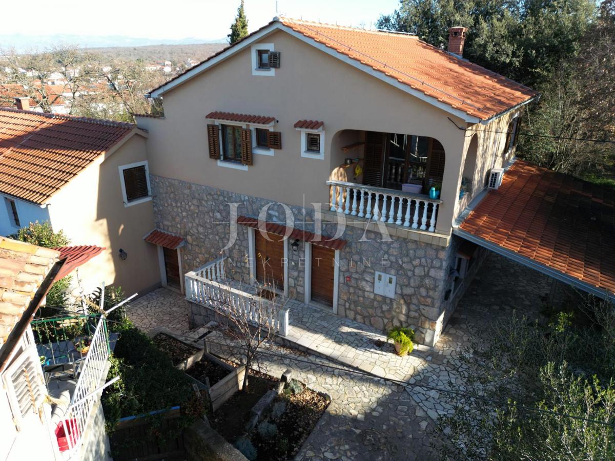 Hiša Malinska: poslovni prostor in stanovanje - vaša priložnost za popoln dom!