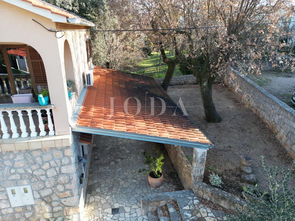 Hiša Malinska: poslovni prostor in stanovanje - vaša priložnost za popoln dom!