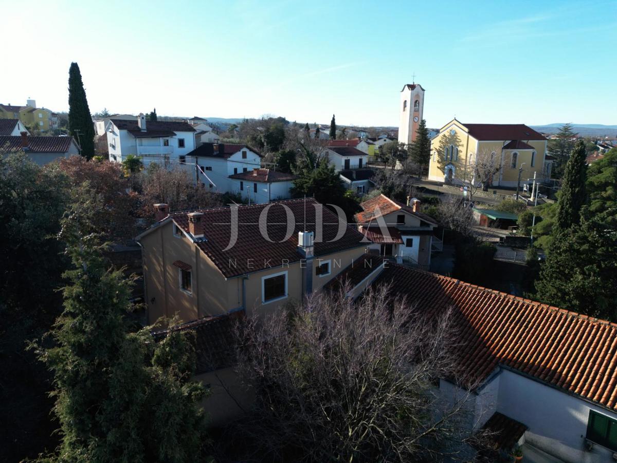Hiša Malinska: poslovni prostor in stanovanje - vaša priložnost za popoln dom!