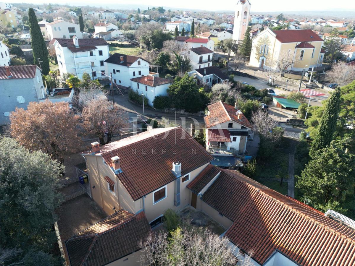Hiša Malinska: poslovni prostor in stanovanje - vaša priložnost za popoln dom!