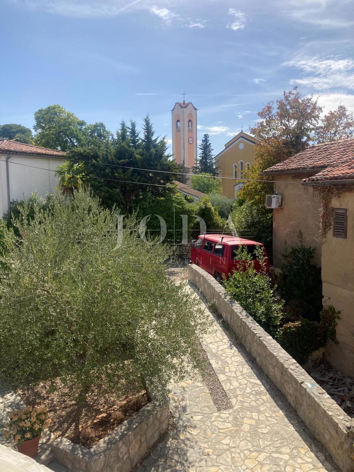 Hiša Malinska: poslovni prostor in stanovanje - vaša priložnost za popoln dom!