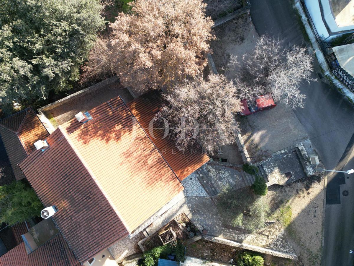 Hiša Malinska: poslovni prostor in stanovanje - vaša priložnost za popoln dom!
