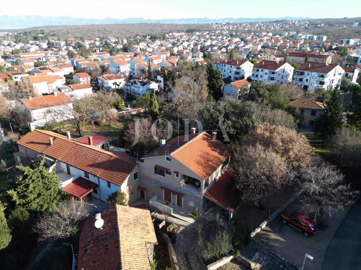 Hiša Malinska: poslovni prostor in stanovanje - vaša priložnost za popoln dom!