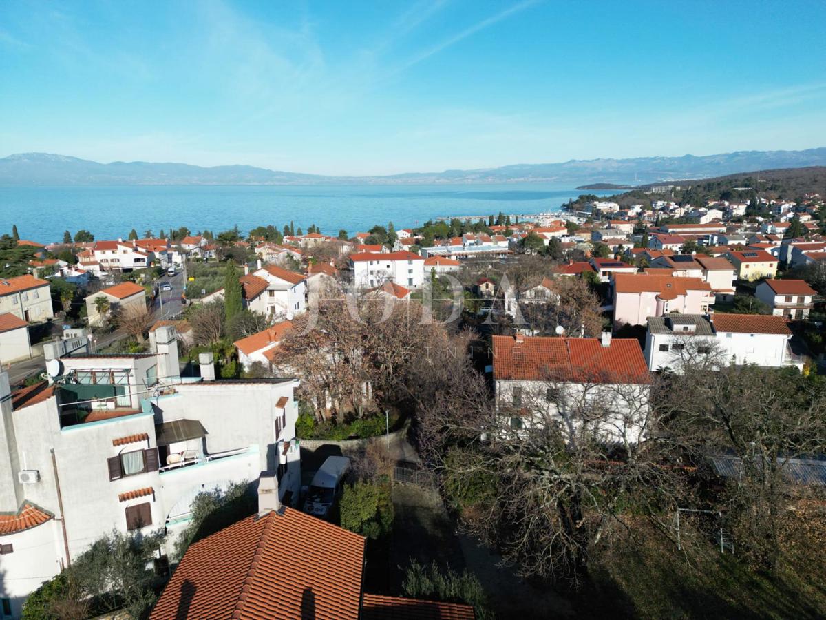 Hiša Malinska: poslovni prostor in stanovanje - vaša priložnost za popoln dom!