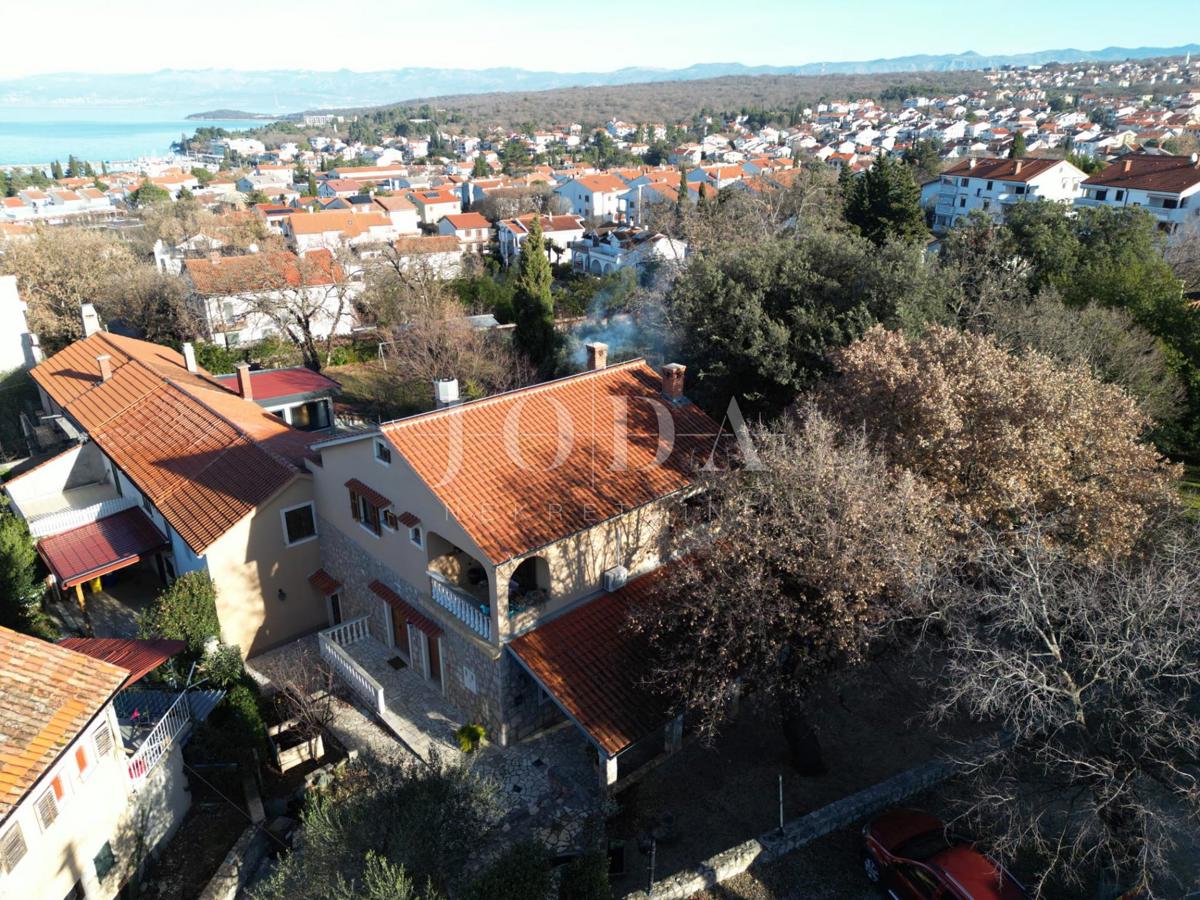 Hiša Malinska: poslovni prostor in stanovanje - vaša priložnost za popoln dom!