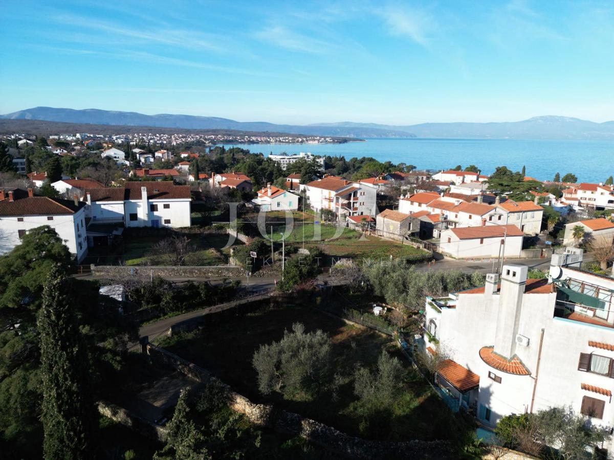 Hiša Malinska: poslovni prostor in stanovanje - vaša priložnost za popoln dom!