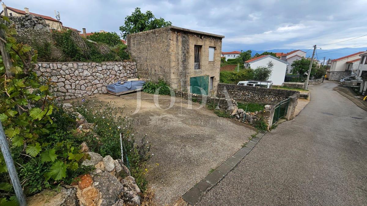Hiša Vrbnik s tremi stanovanji