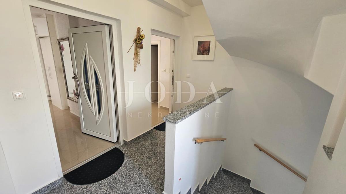 Hiša Jadranovo s štirimi stanovanji