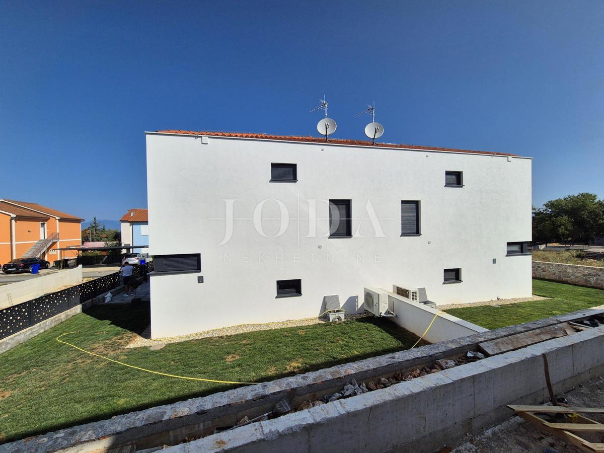 Malinska, opremljena  hiša z bazenom - novogradnja