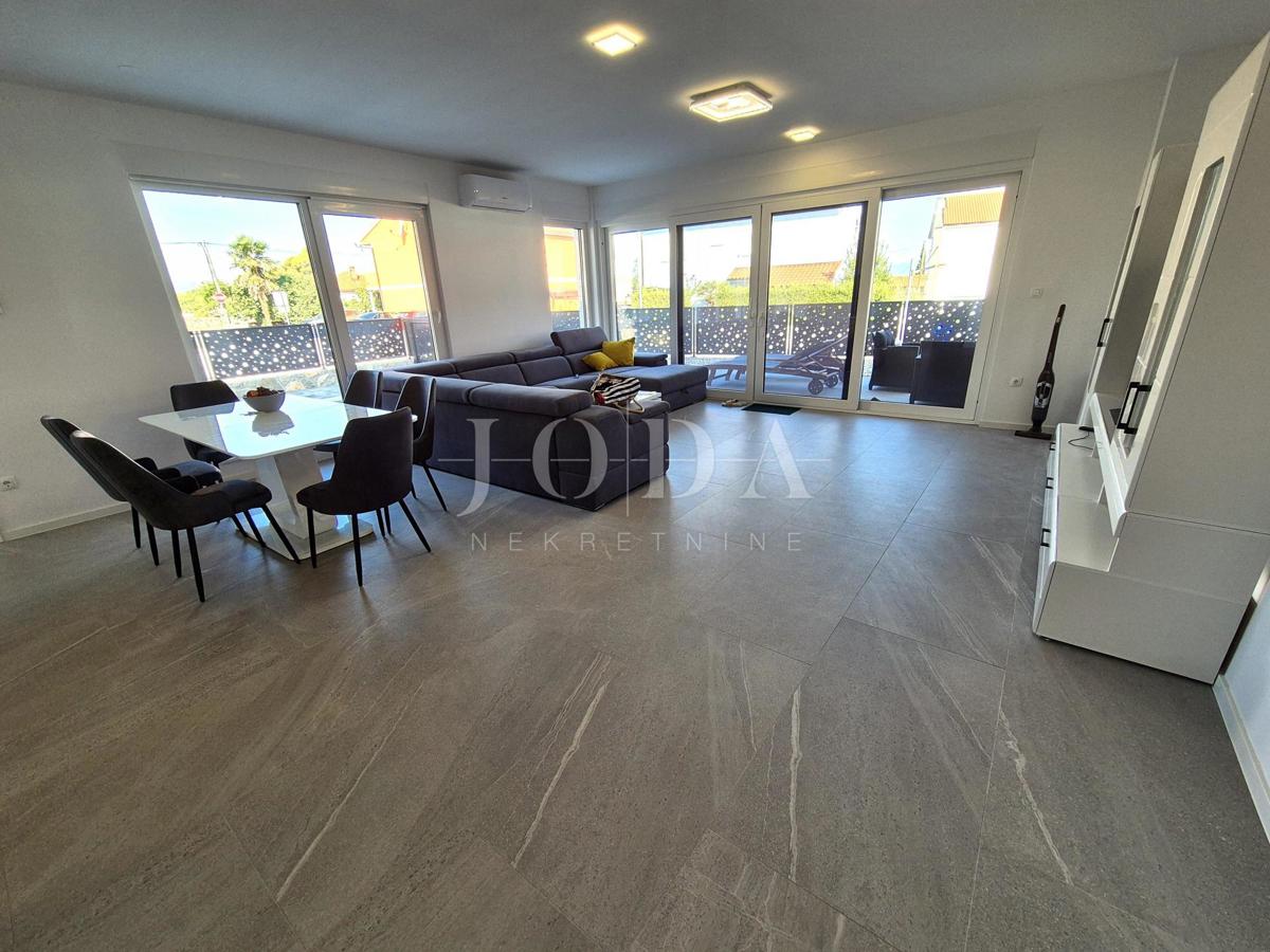 Malinska, opremljena  hiša z bazenom - novogradnja