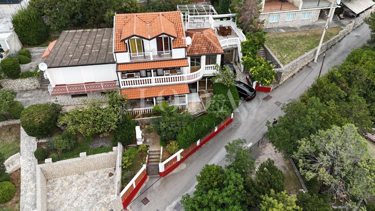 Ekskluzivna prodaja dvojčka v Novem Vinodolskem, atraktivna lokacija