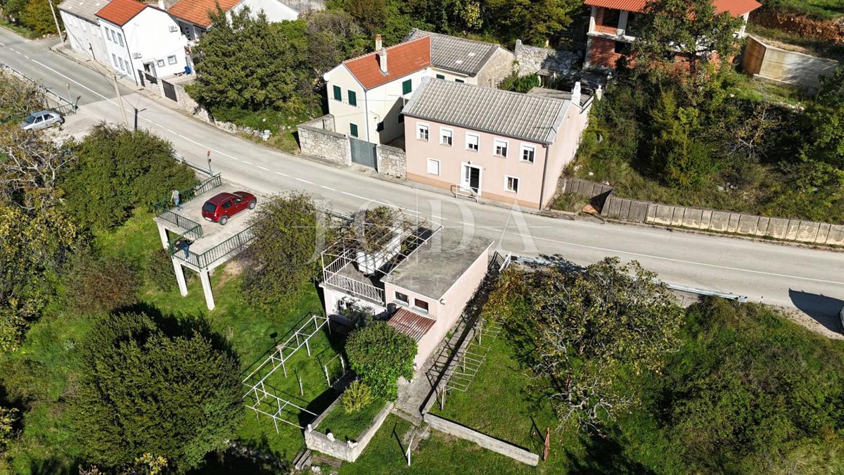 Očarljiva hiša s pogledom na morje v mirnem zaledju Crikvenice
