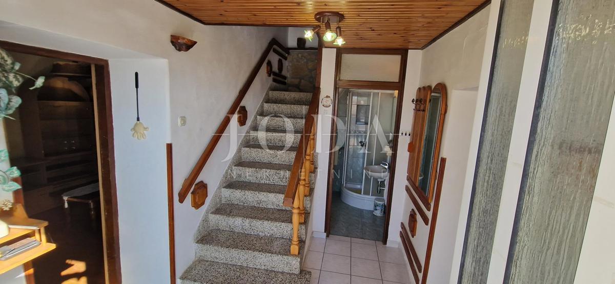 Očarljiva hiša s pogledom na morje v mirnem zaledju Crikvenice