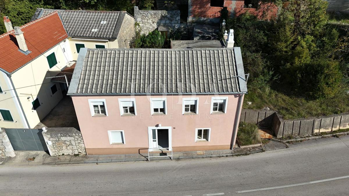 Očarljiva hiša s pogledom na morje v mirnem zaledju Crikvenice