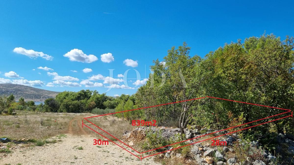 Gradbeno zemljišče 839m2 v Starigradu