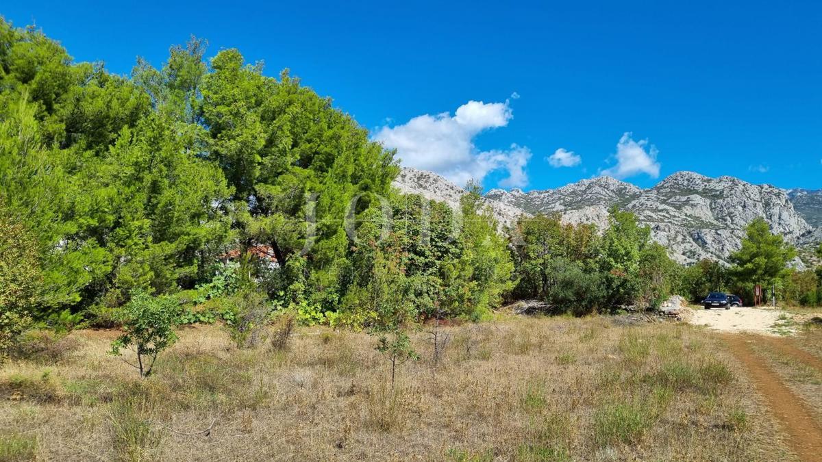 Gradbeno zemljišče 839m2 v Starigradu