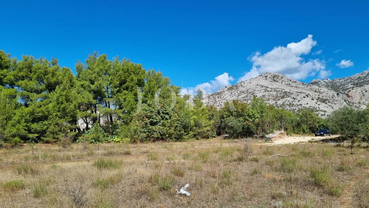 Gradbeno zemljišče 839m2 v Starigradu