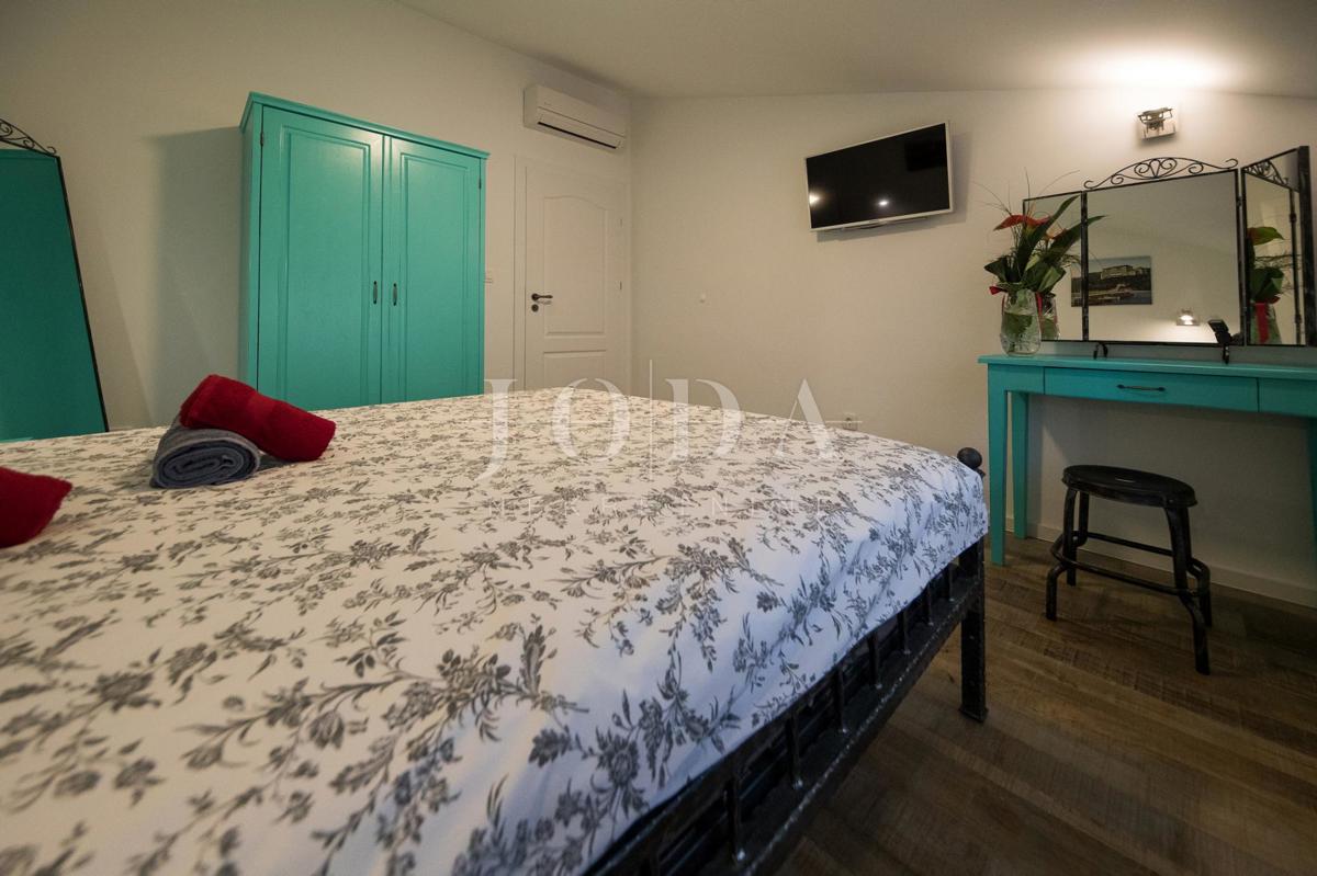 Crni mol apartma 50m od morja