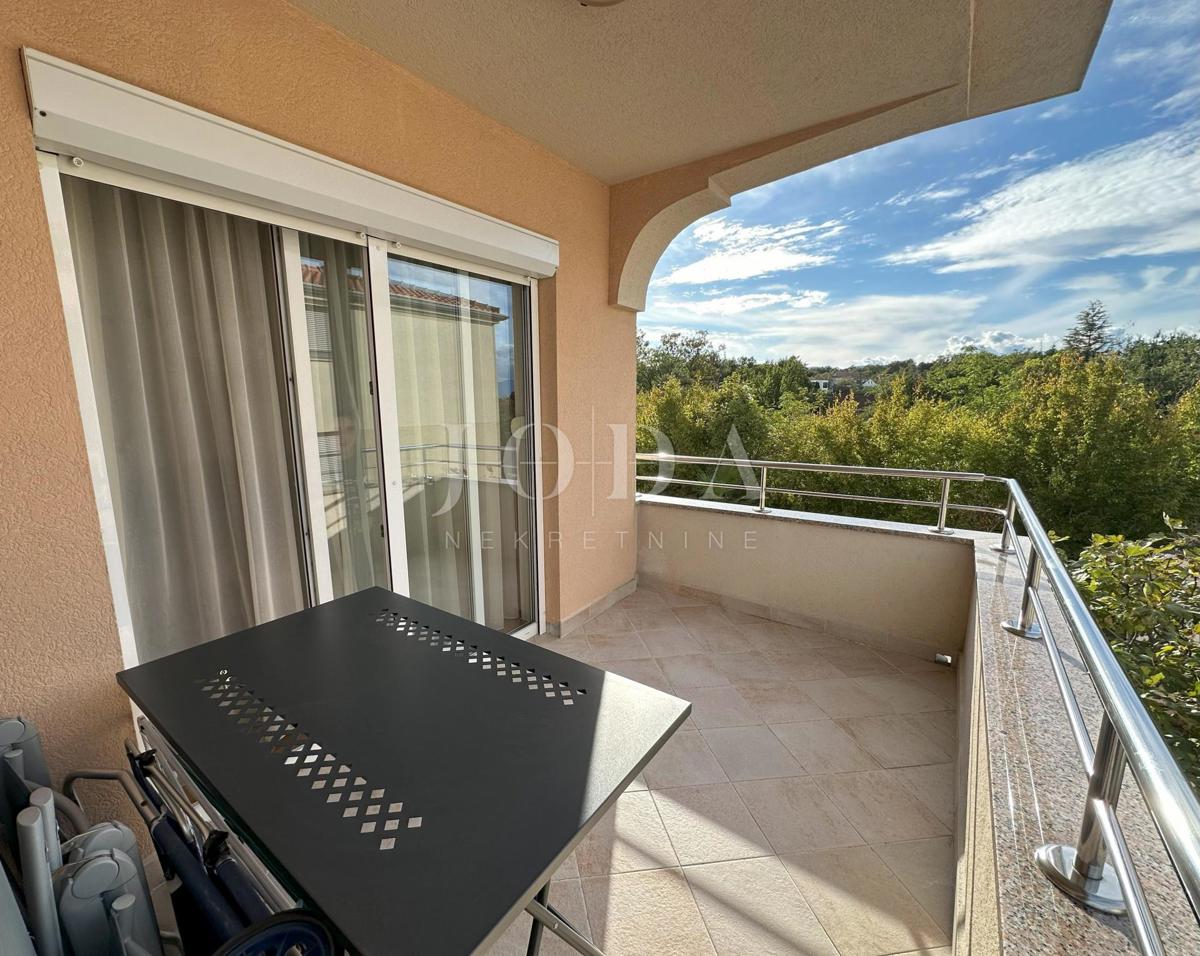 Opremljen apartma 100 metrov od morja!