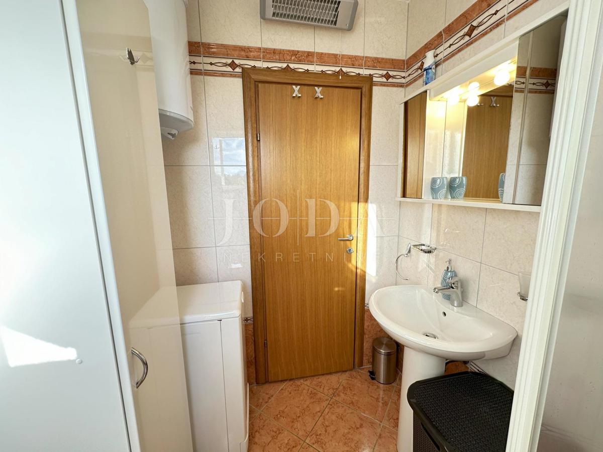 Opremljen apartma 100 metrov od morja!