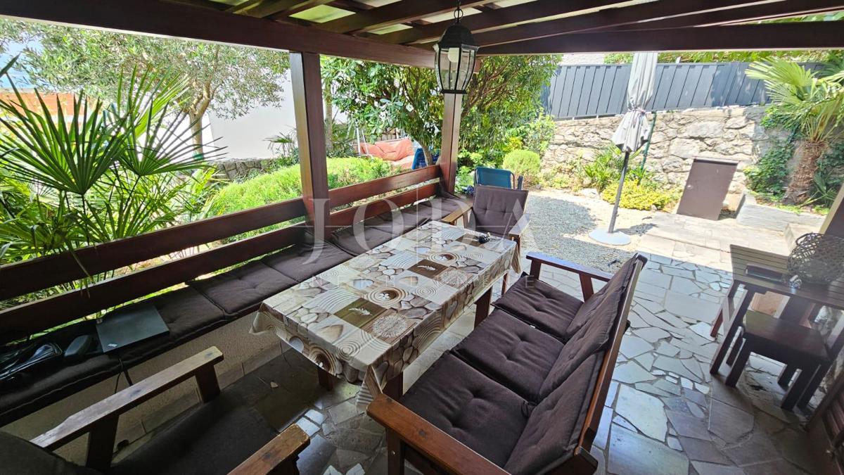 Apartma Crikvenica v bližini morja z vrtom