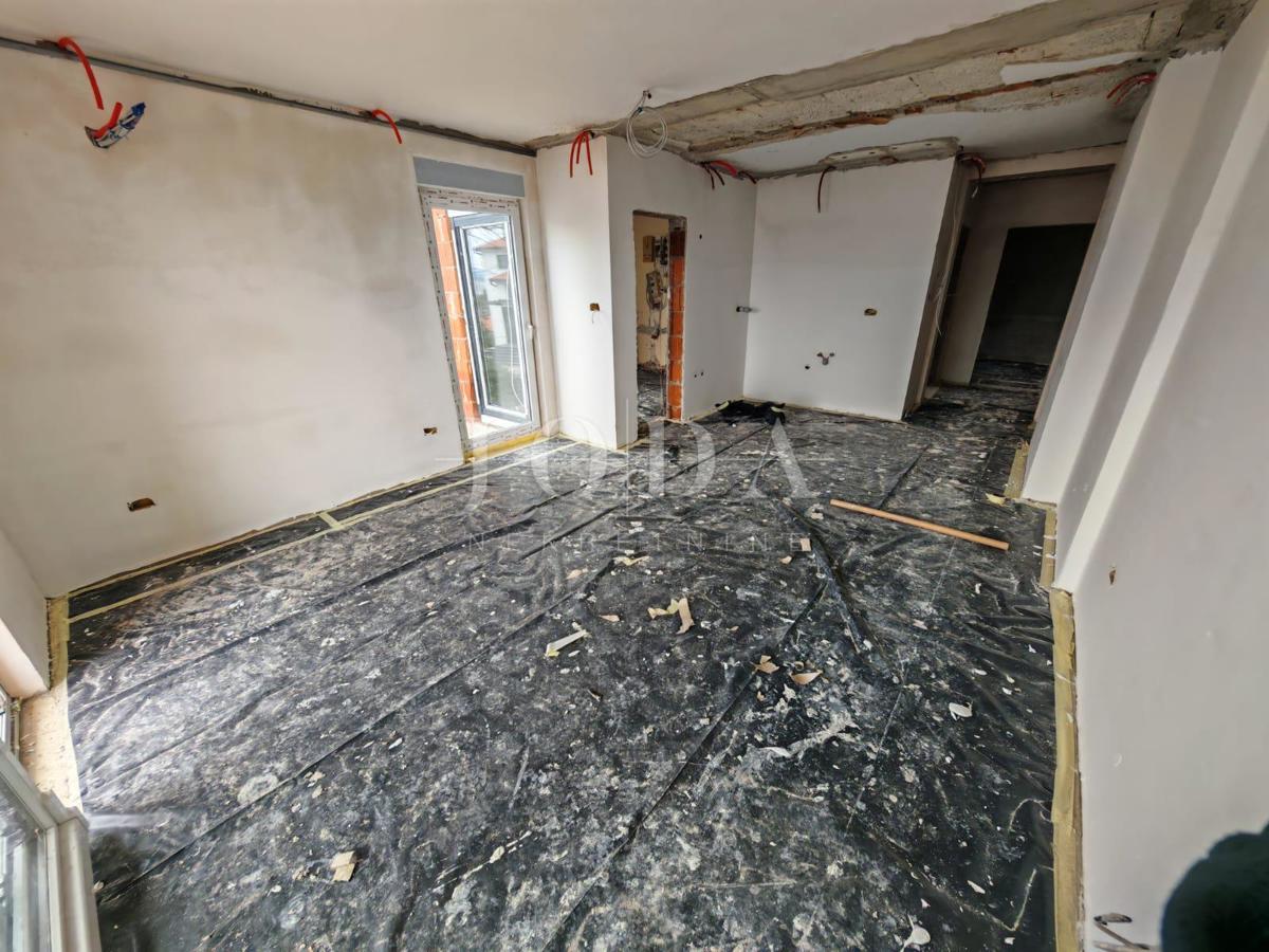 Pritlični apartma z vrtom 150 m od morja