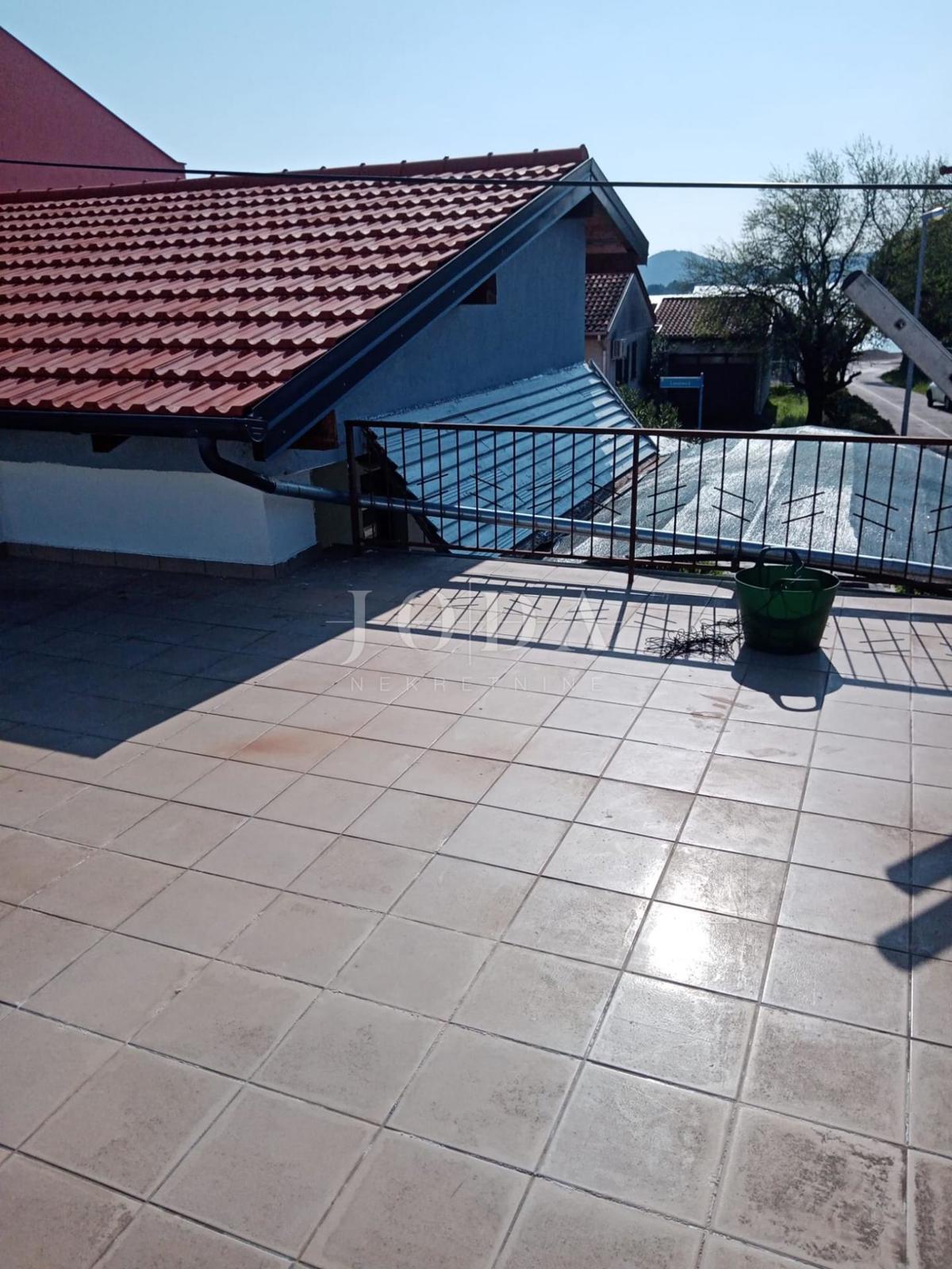 Vodice, hiša s parkiriščem na vrhunski lokaciji