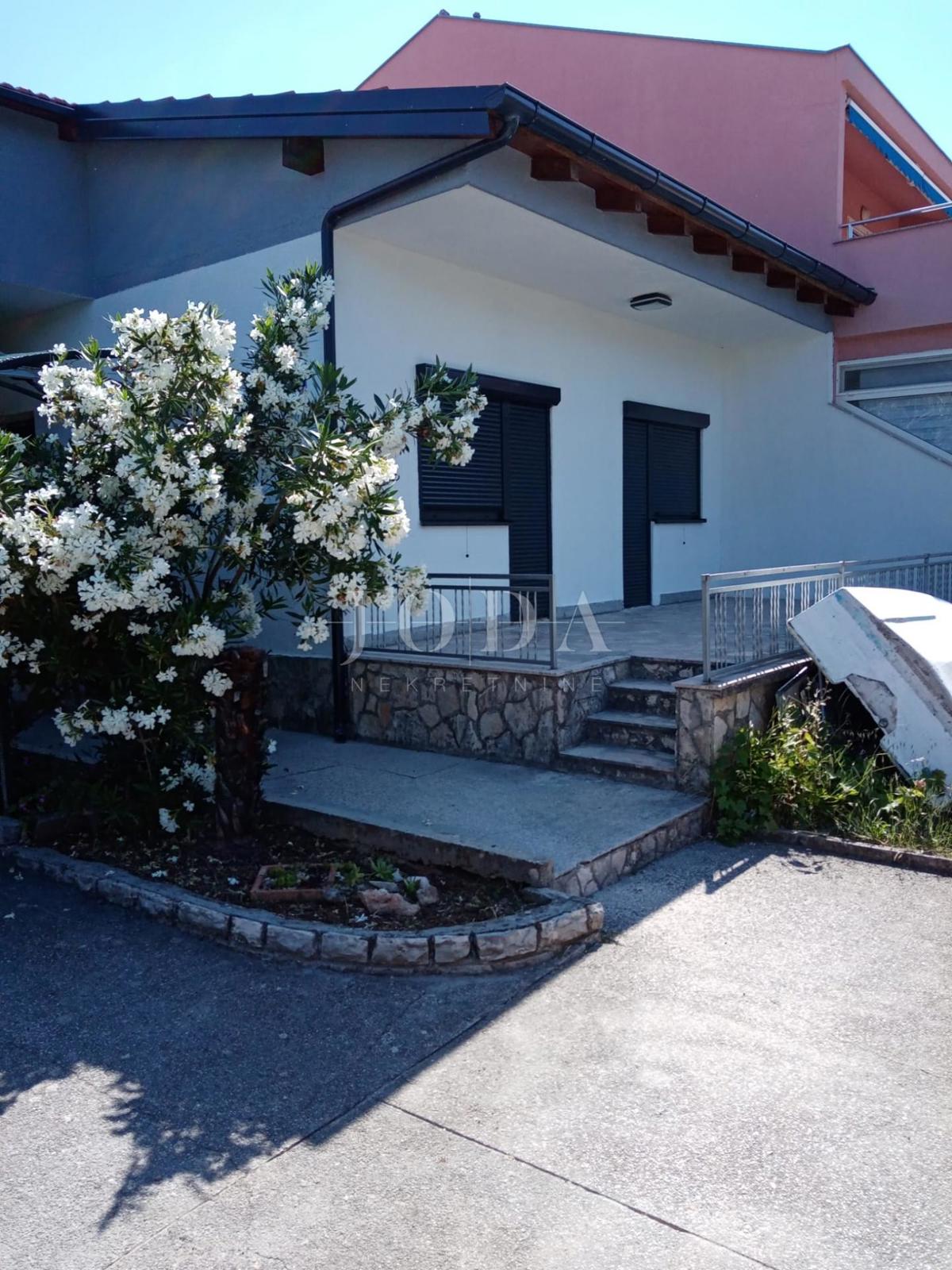 Vodice, hiša s parkiriščem na vrhunski lokaciji