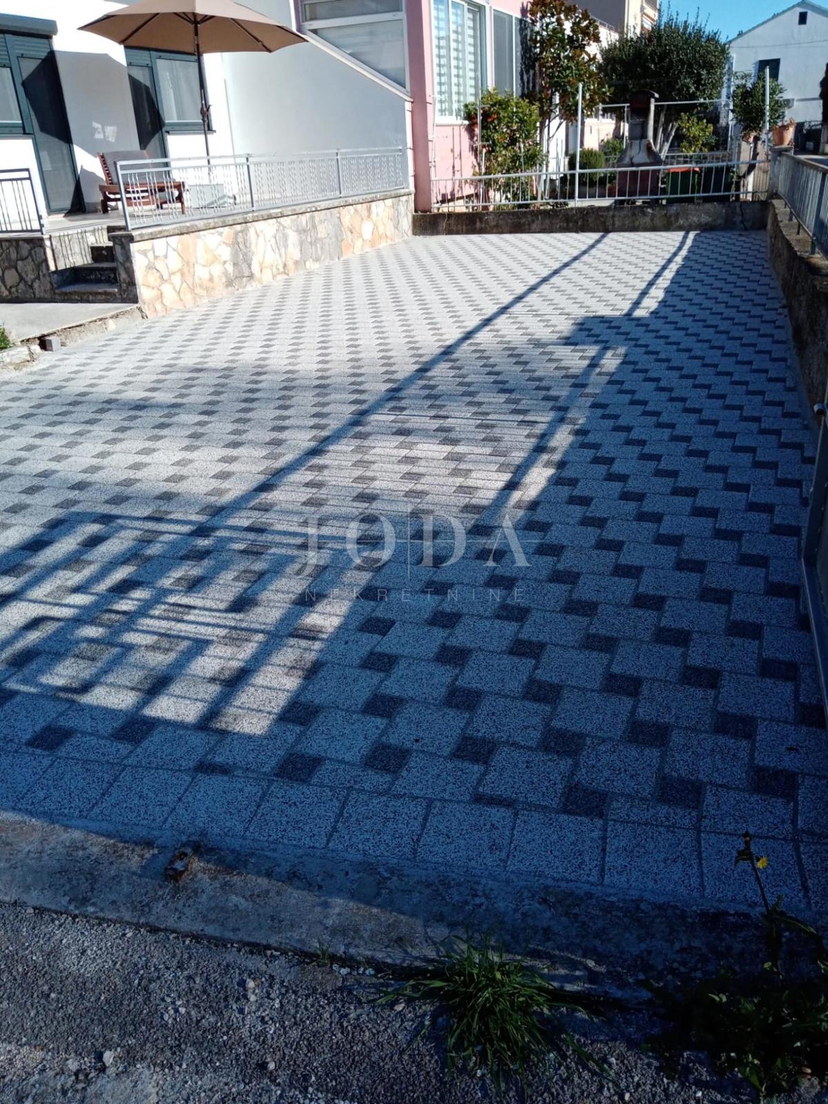 Vodice, hiša s parkiriščem na vrhunski lokaciji
