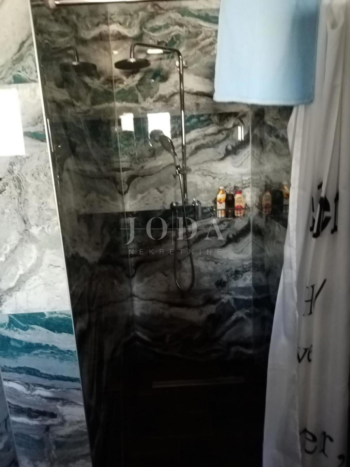 Vodice, hiša s parkiriščem na vrhunski lokaciji