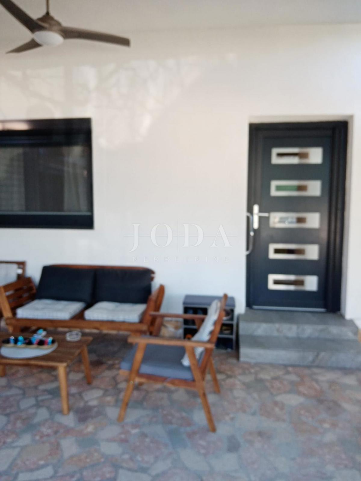 Vodice, hiša s parkiriščem na vrhunski lokaciji