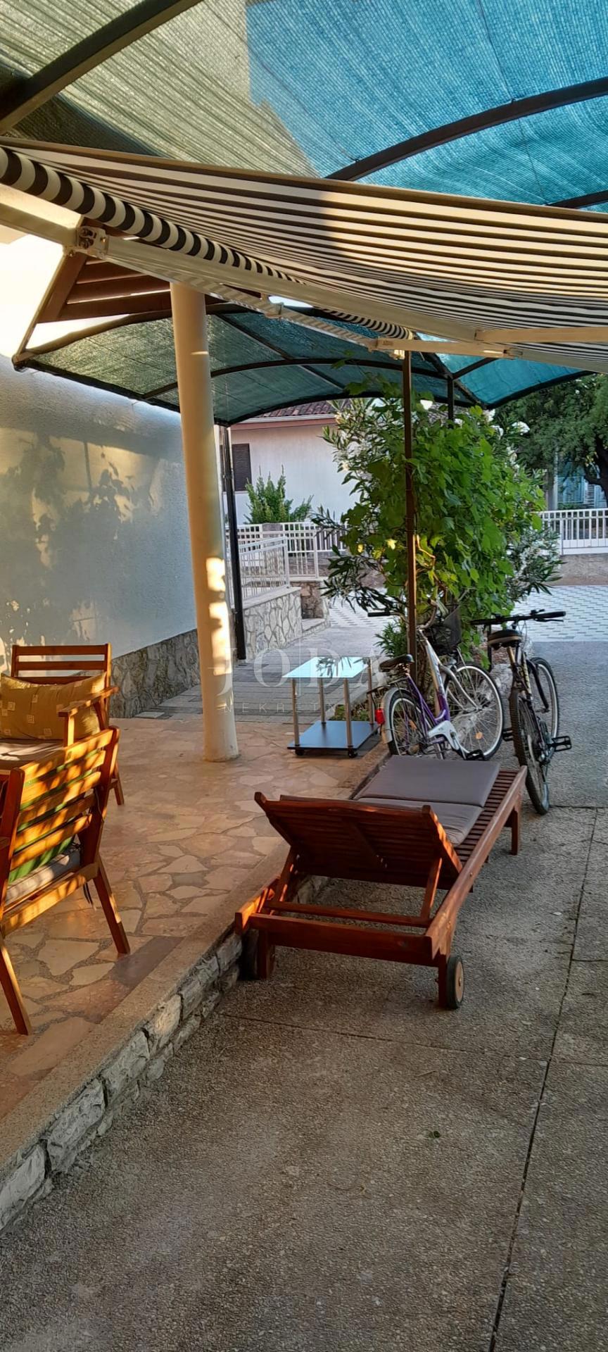 Vodice, hiša s parkiriščem na vrhunski lokaciji